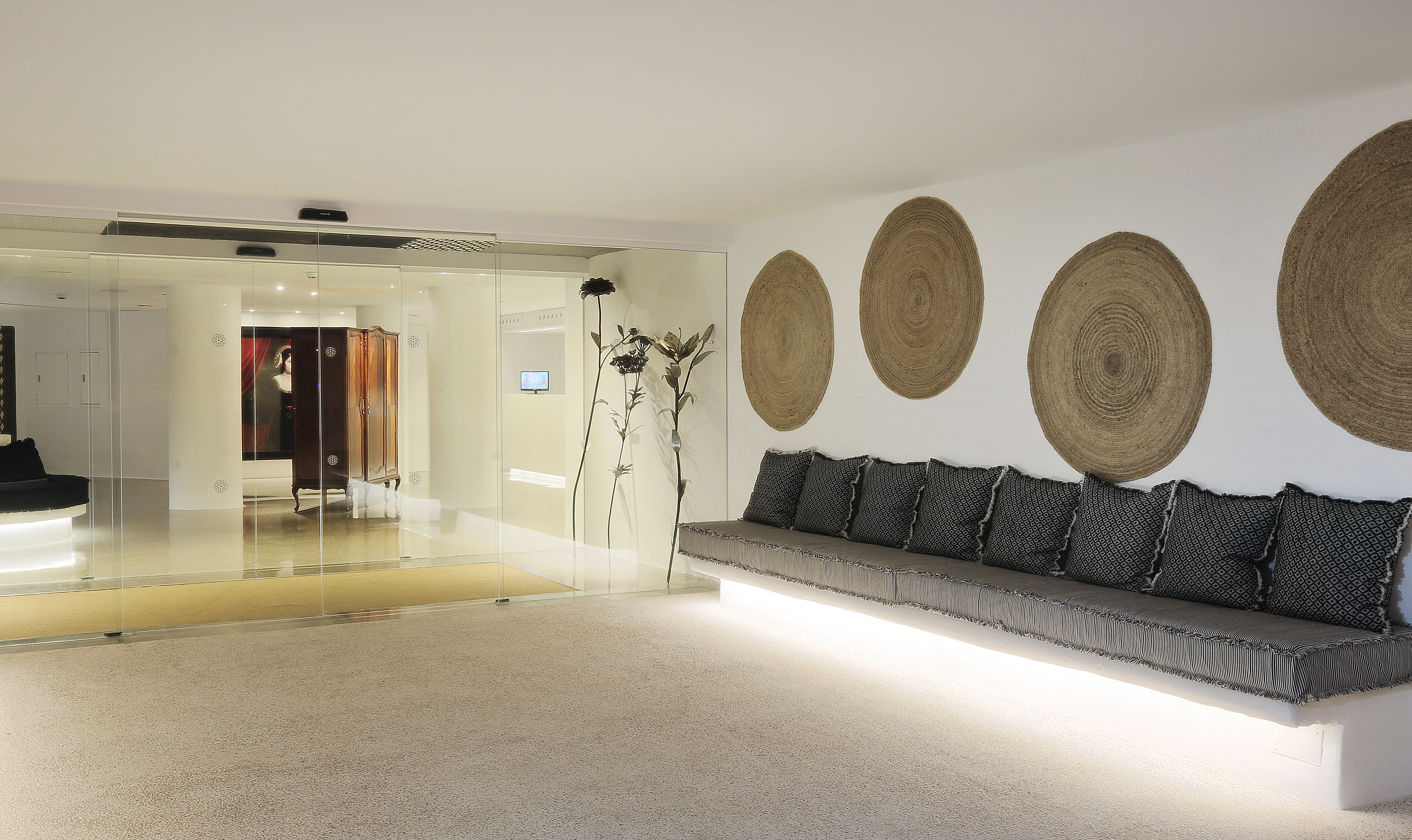 entrance hotel (view 2)