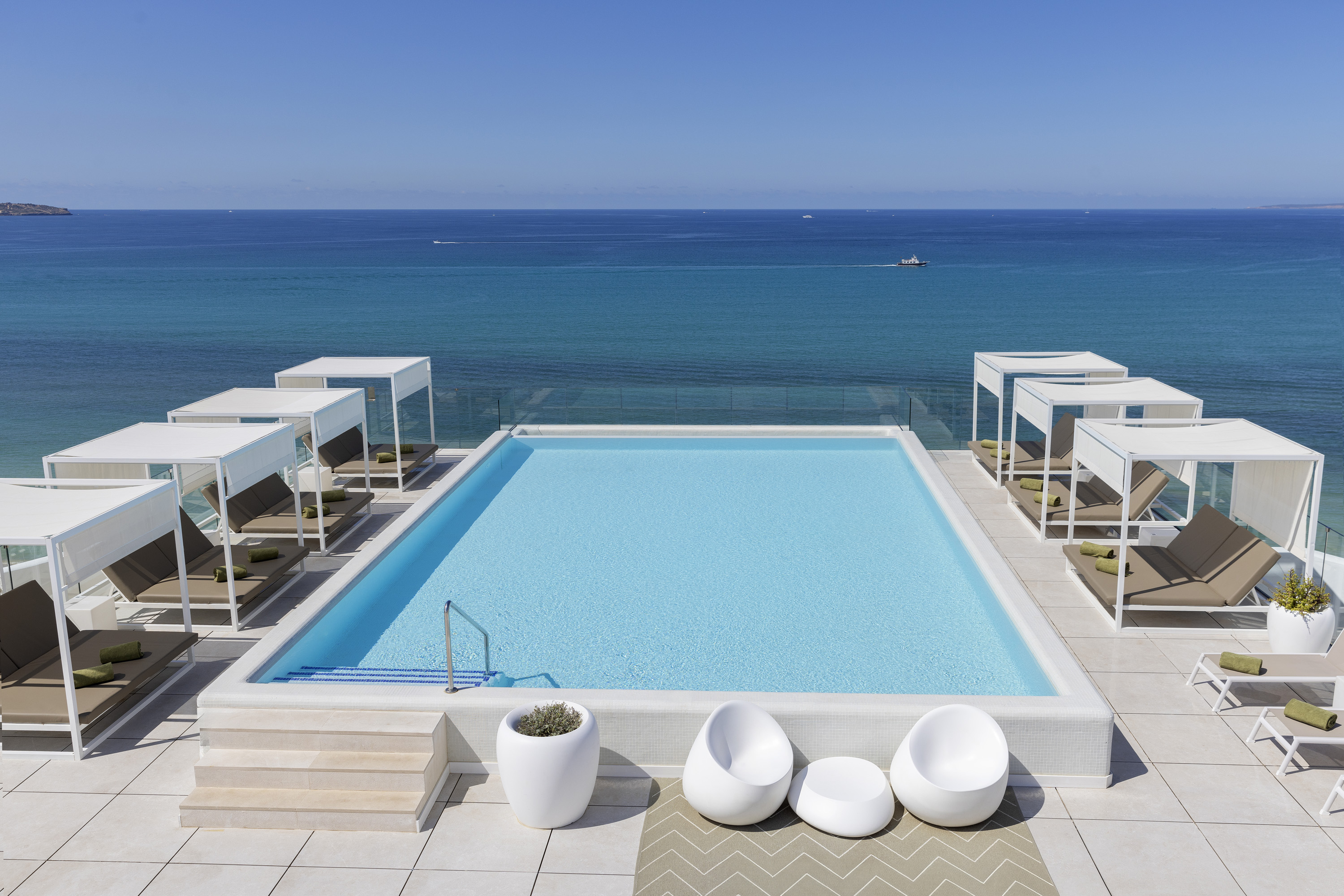 pool terrace (view 2)