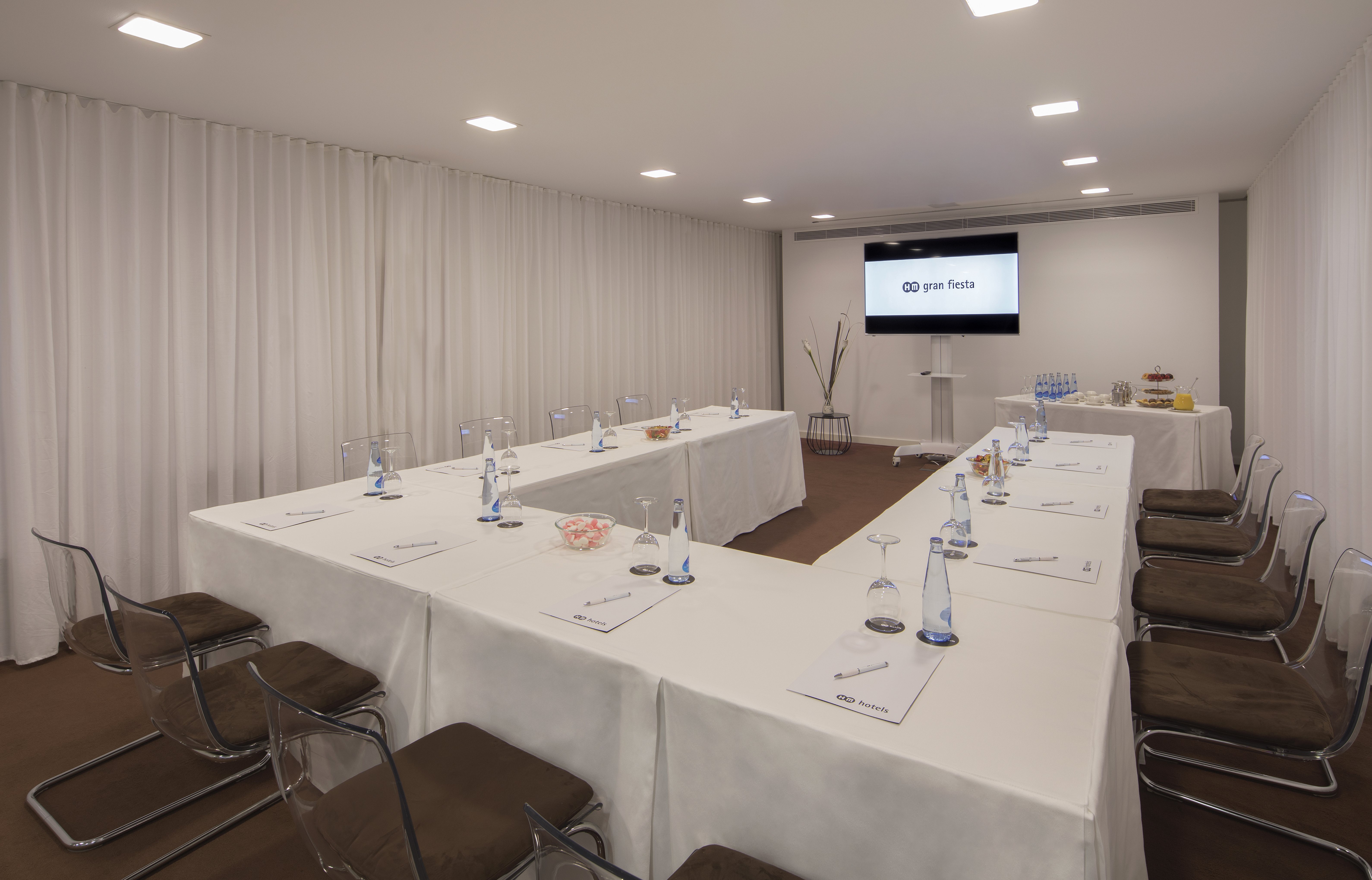 conference room ("u" shape)