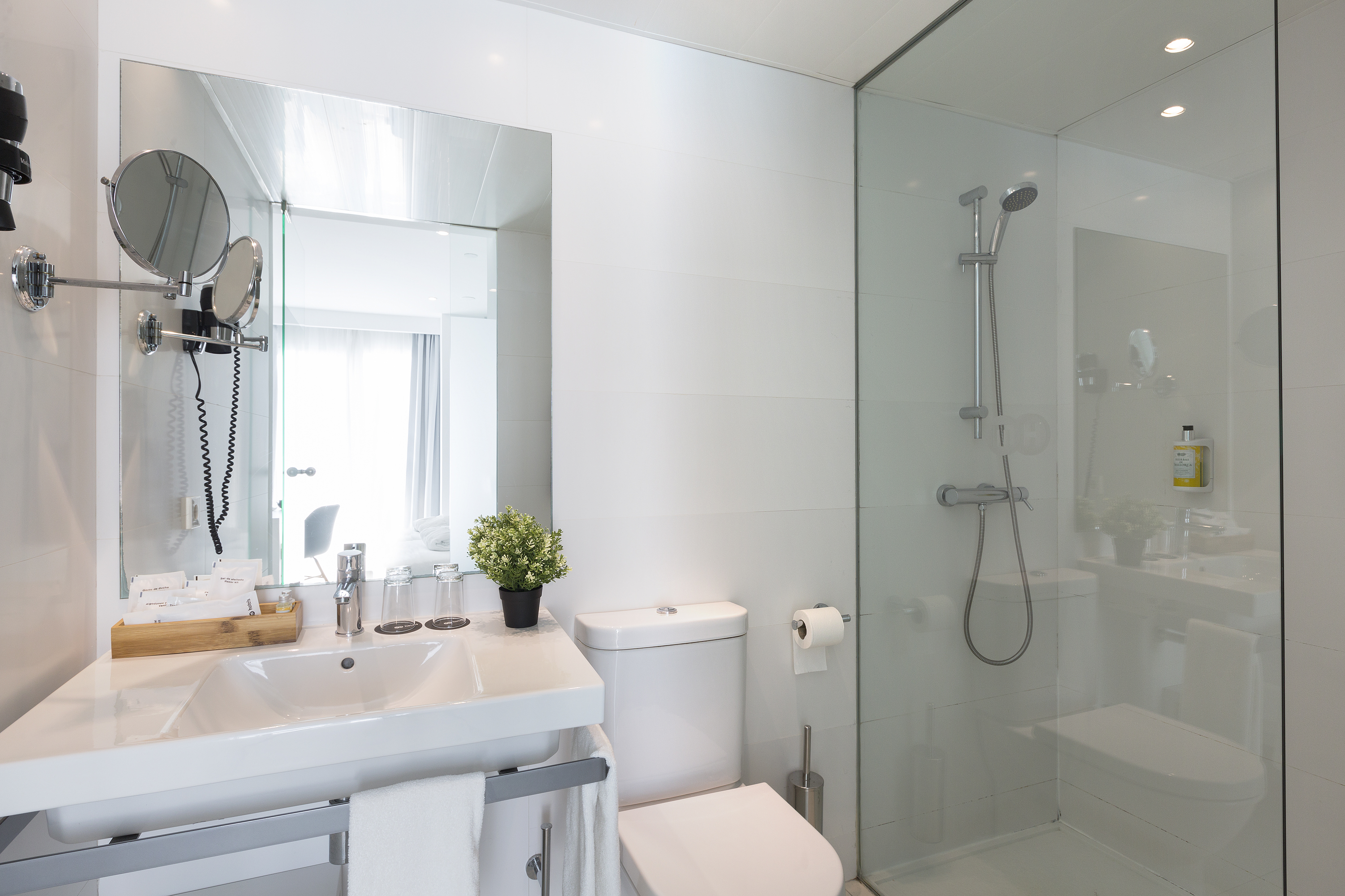 twin room frontal sea view (bathroom)