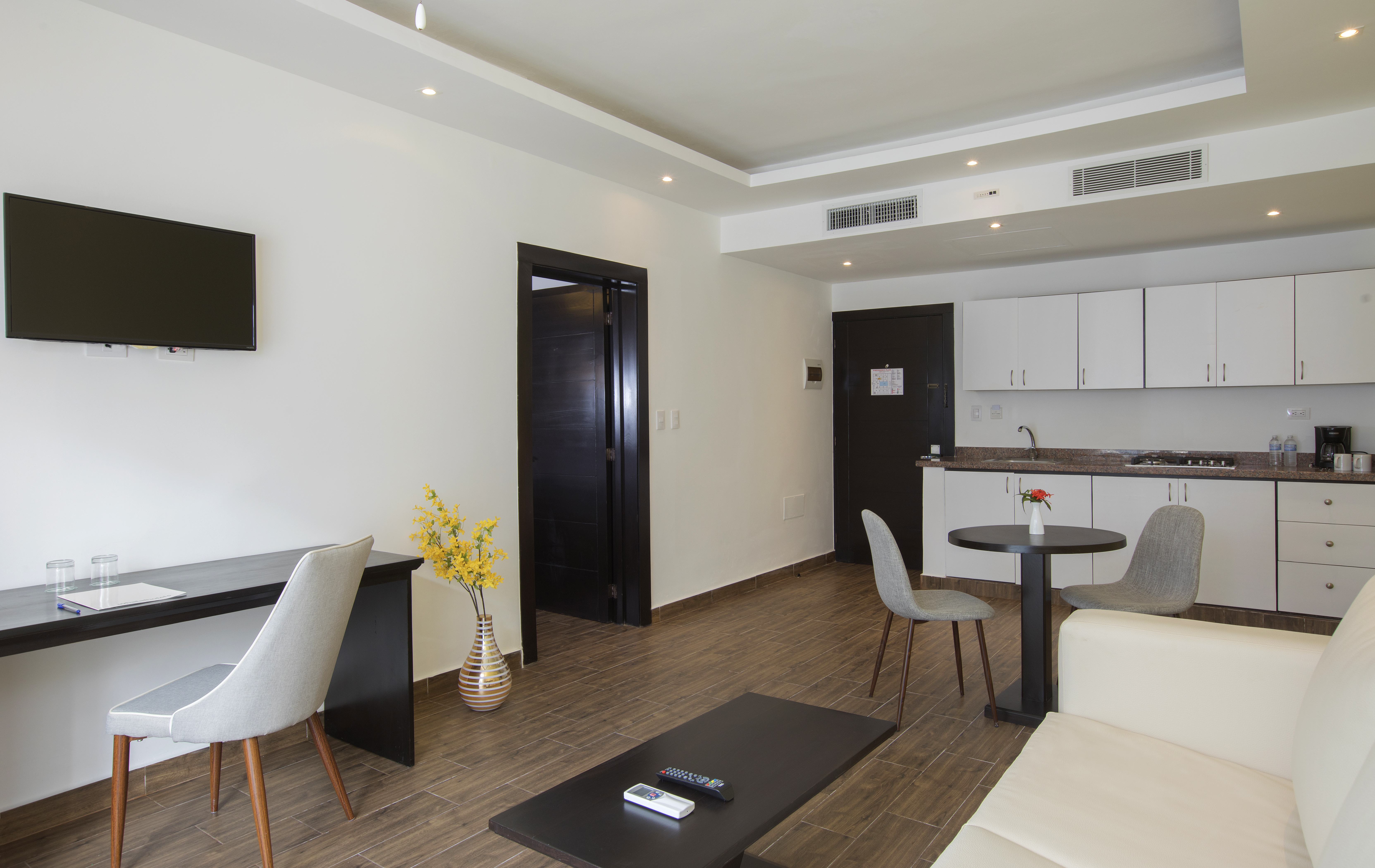 room - junior suite pool view 4