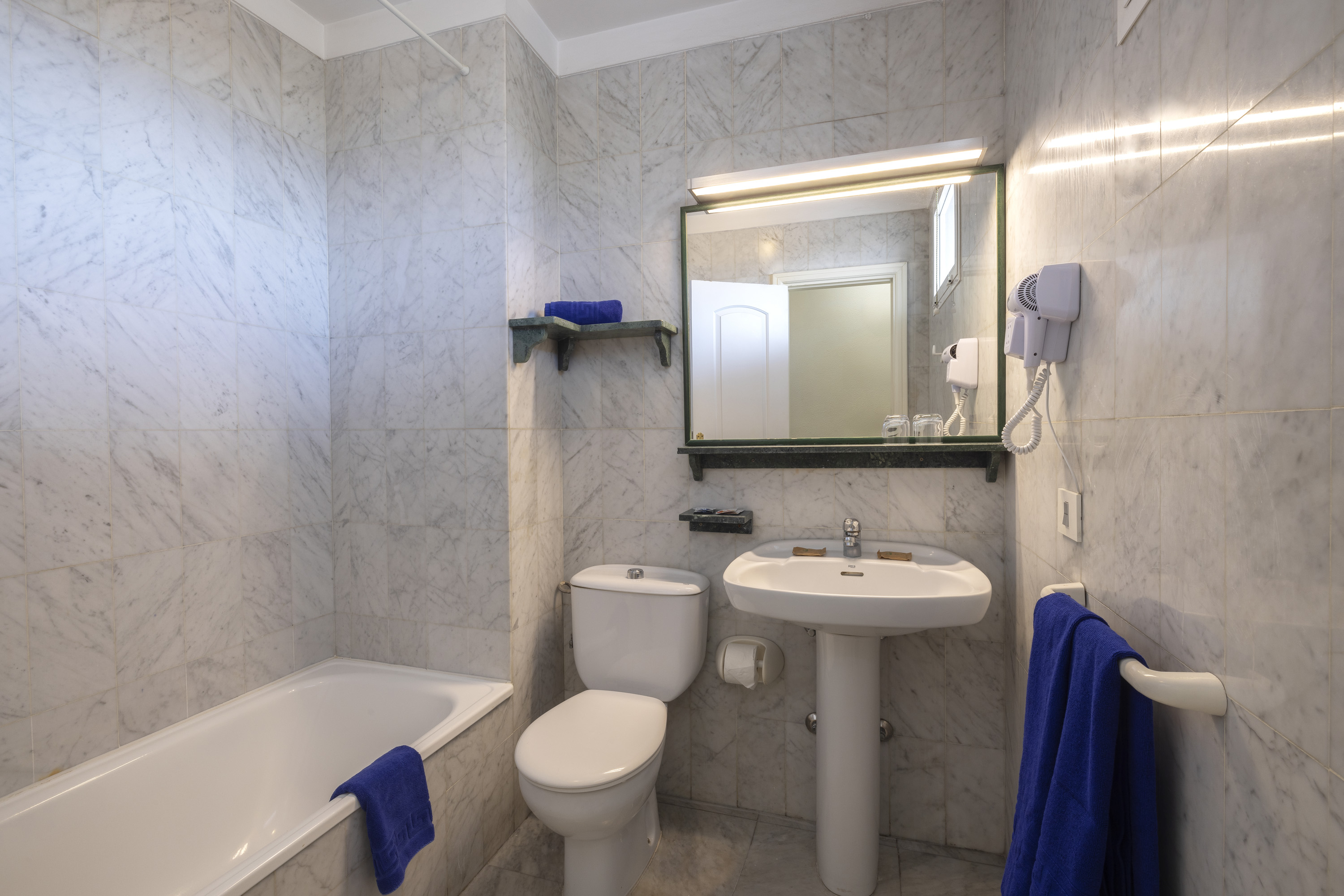 studio pool view 9072